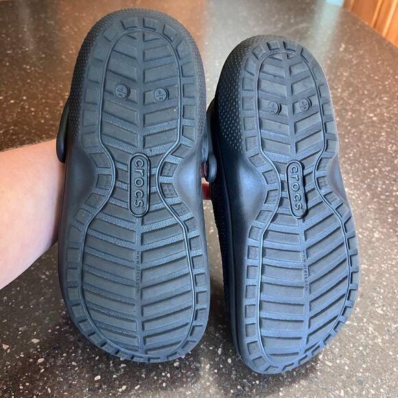 Crocs Faux Fur Lined Clogs Black size M5 W7 Shoes Dual Comfort Slip On 203591 - Picture 4 of 12